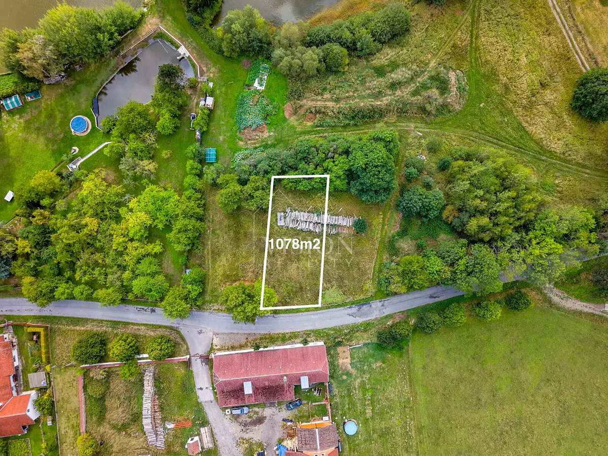 Prodej stavebního pozemku 1077 m²